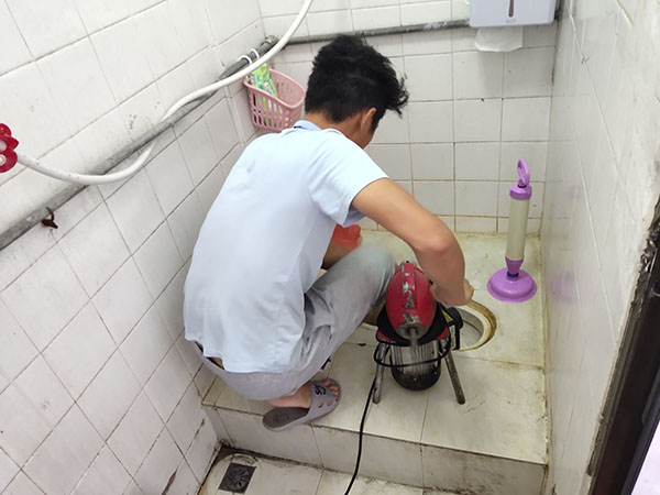 南乐管道堵塞冒臭气 专业师傅现场解决问题