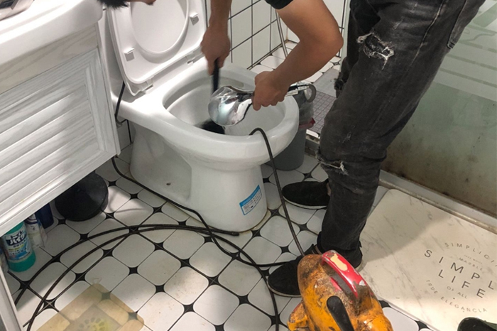 南乐马桶堵塞自己疏通还是找师傅?专业上门服务让你省时更省心